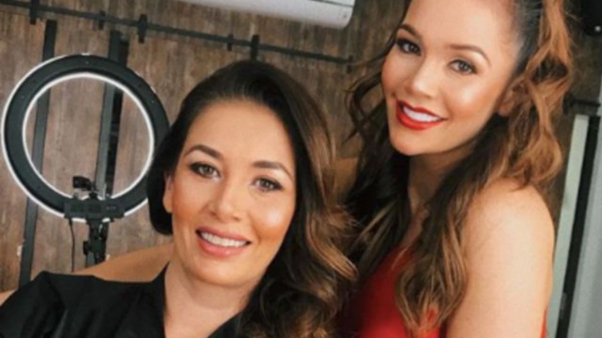 Mamá de Lina Tejeiro sorprende con sensual foto sin blusa